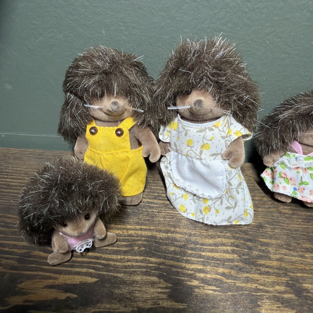Calico Critters / Sylvanian Families Hedgehog Family – Complete Set of 6 Figures - Picture 2 of 4